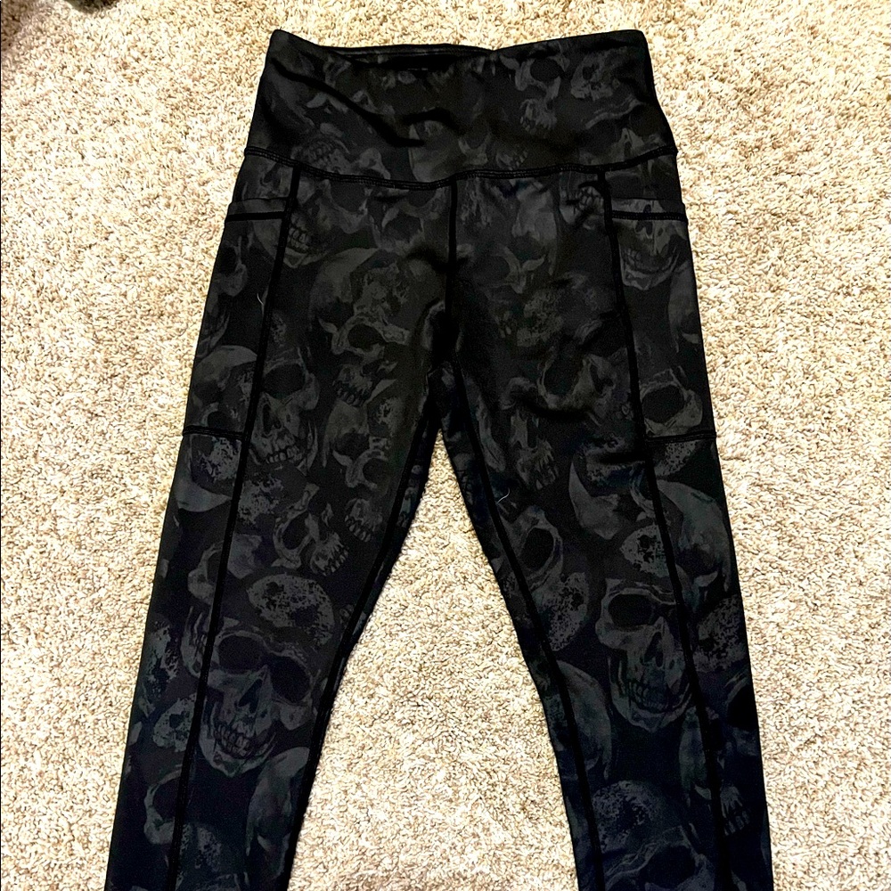 Cvg Shadow Skull Capri Leggings